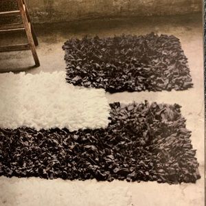 WEST ELM RUG. 28” X 28”/71 cm X 71 cm